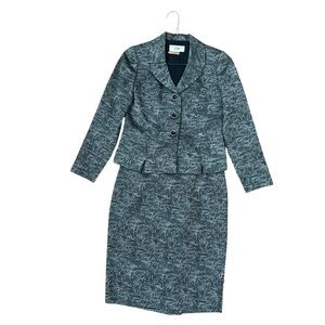 Le Suit size 2 petite. Gray with floral design